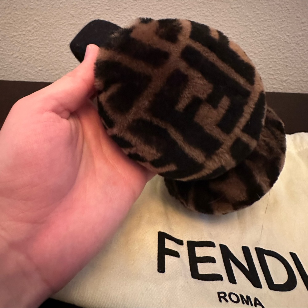 Fendi shearling ear muffs - black/brown